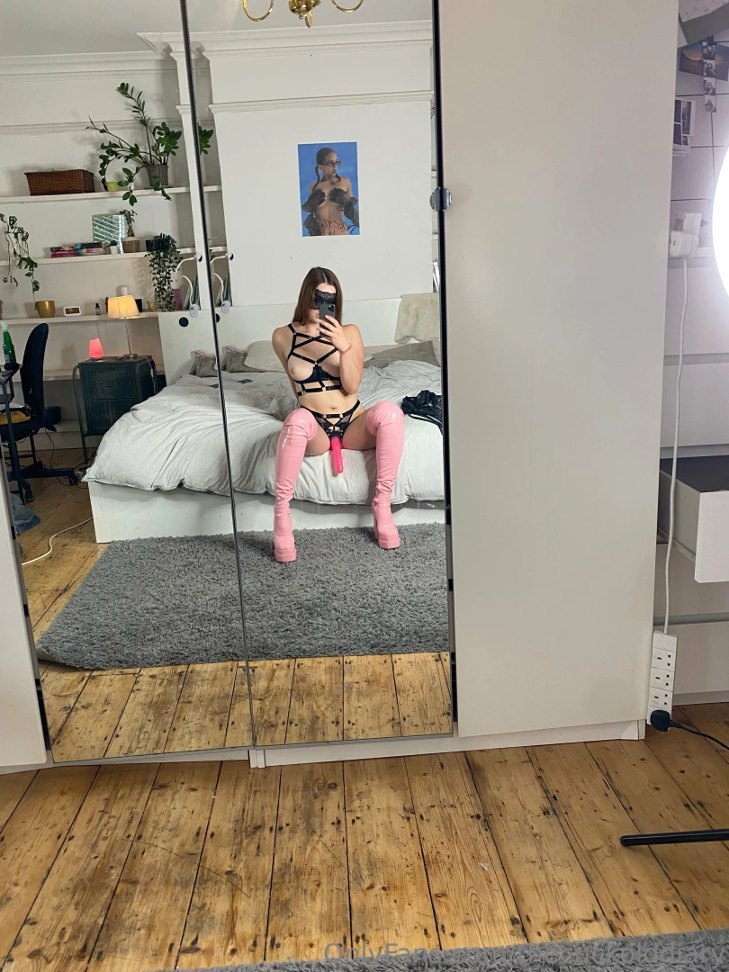 Who s coming to play my man got a surprise when he walked in the room 