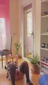 Resumen del v deo follando sirvienta limpia desnuda y se la follan m s