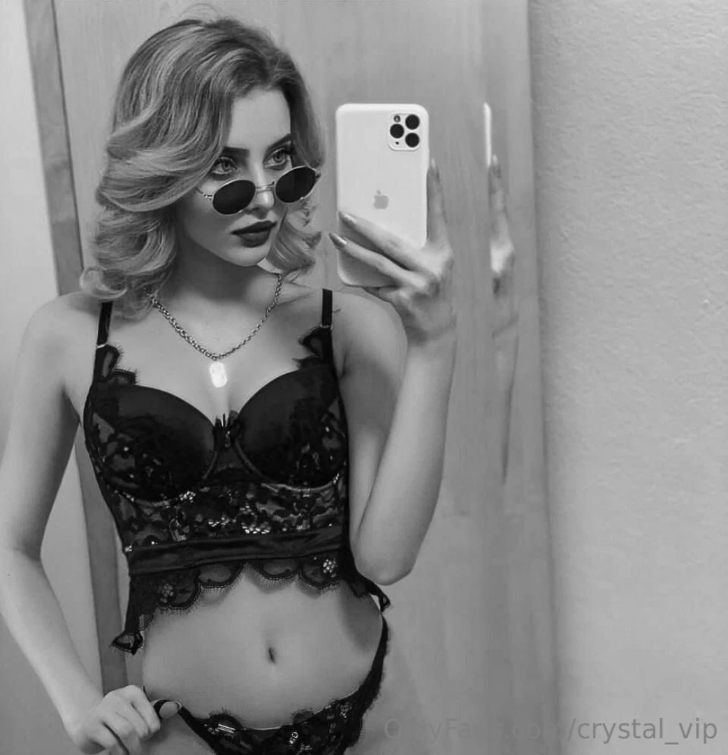 Unbutton me with your eyes first 