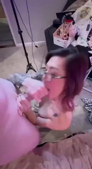 Huge cumshot it goes over her head 