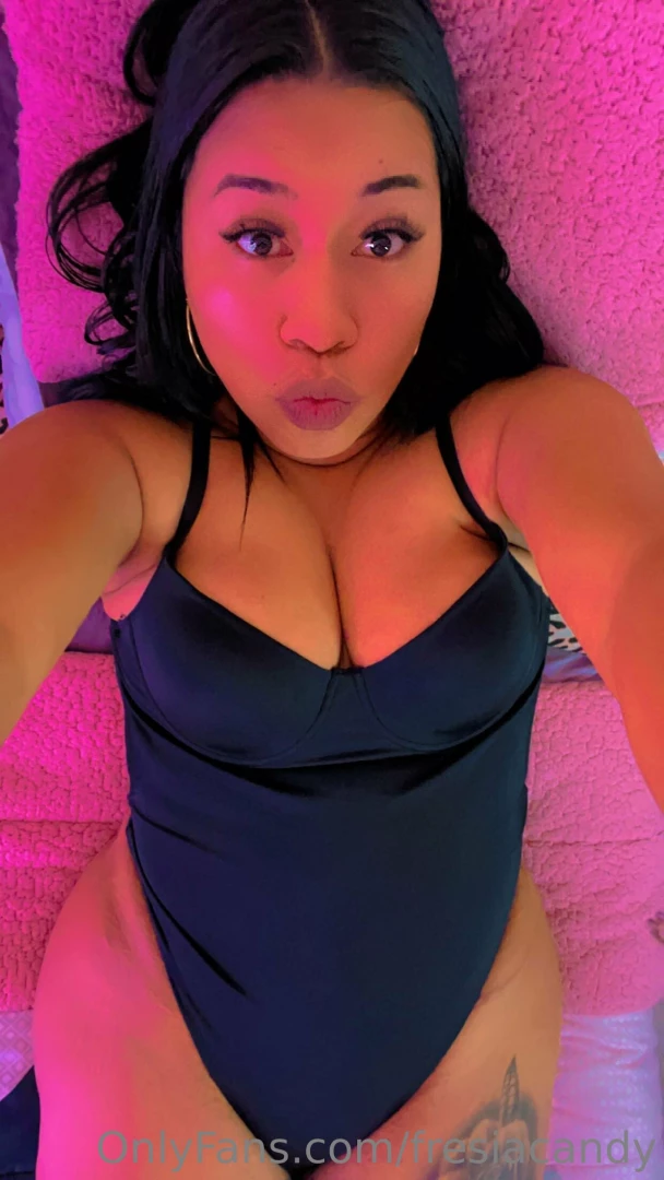 I want to close my eyes and imagine you on top of me quiero cerrar los 