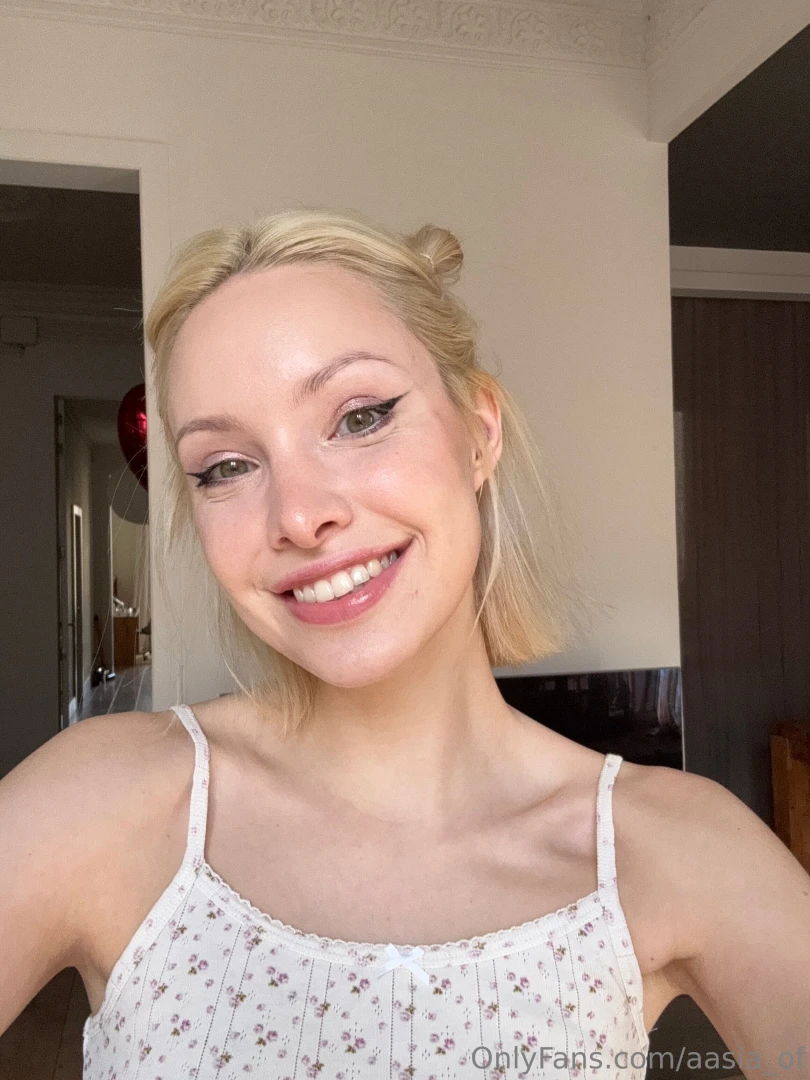 T n n olen leikkis ll ja todella hyv ll tuulella haluatko leikki 