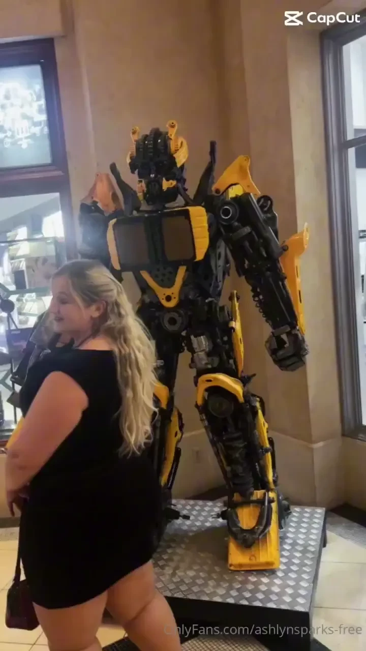 Had to get a photo with bumblebee msashlynsparks 