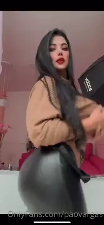 Estoy tan calientita quiero que me ayudes a quitarme todo 