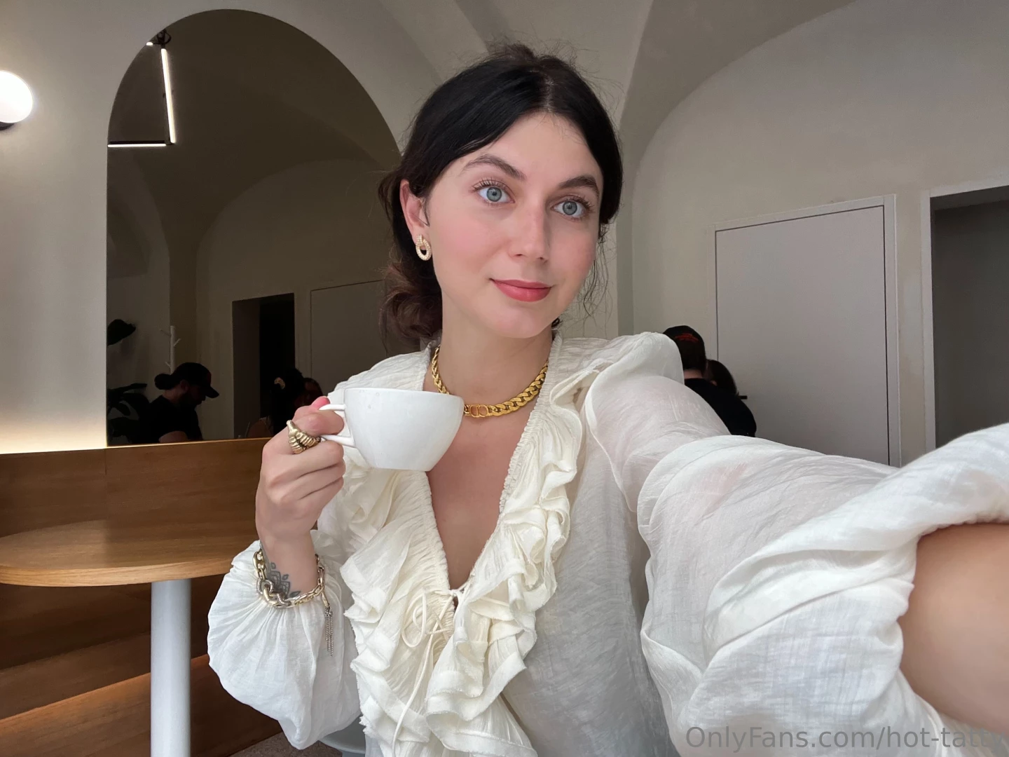 Put a like if you like coffee in the morning let s see how many coffee 