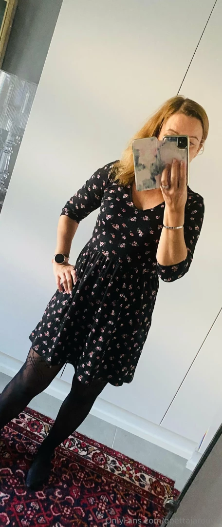 Perjantaiasuna kiltti kukkamekko 