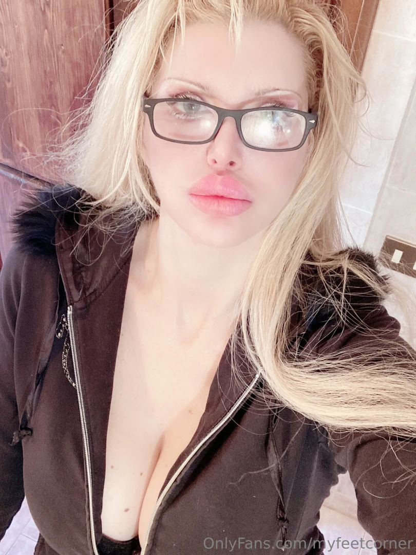 Good morning my footlover new day and i m ready for a new yoga session 