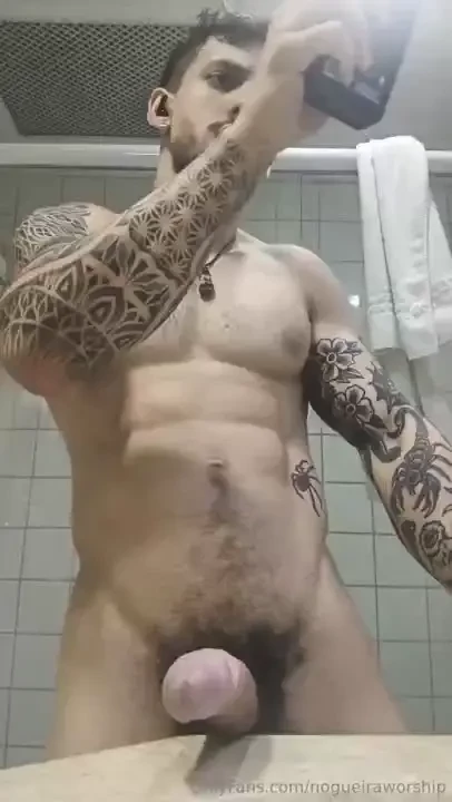 Me masturbei enquanto meu amigo tava no hotel dormindo 