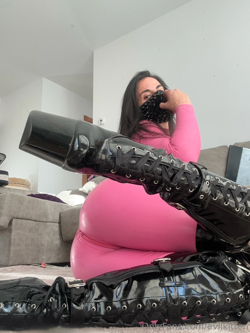 Lacing up my thigh-high boots knowing you d do anything just to kneel 