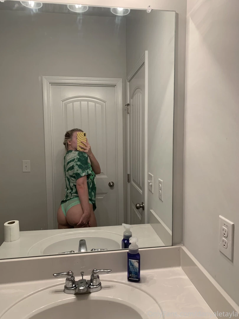 Who likes the color green sending out a close up butt pic in the dms 