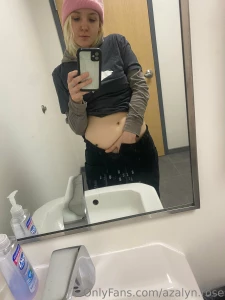 Tip me and i ll make myself cum in this public bathroom part 1