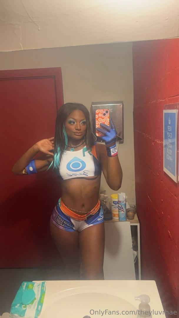 I m obsessed with cosplaying now 