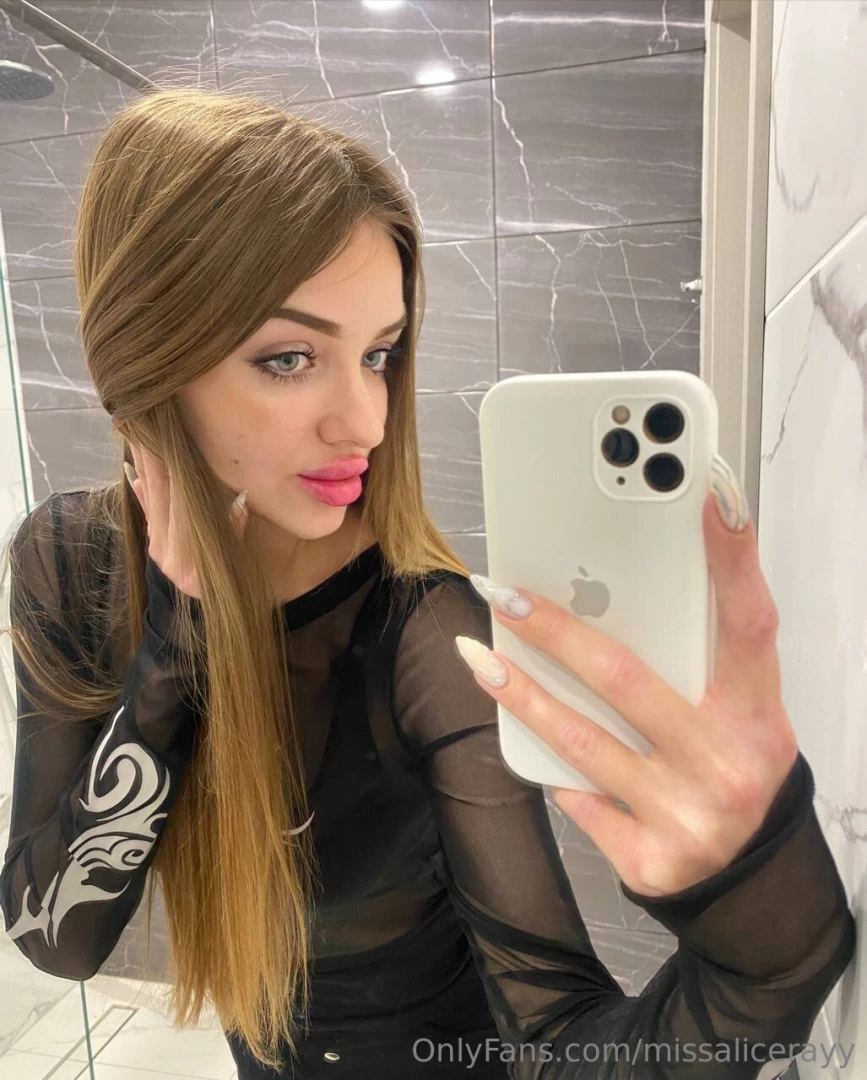 Mirror pic for you how do you like my lip gloss share your compliments 