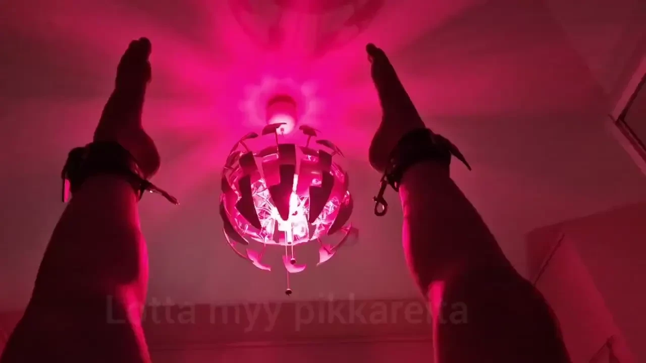 V ri vaihtava lamppu makkarin katossa on ihan paras ps oon just nyt 