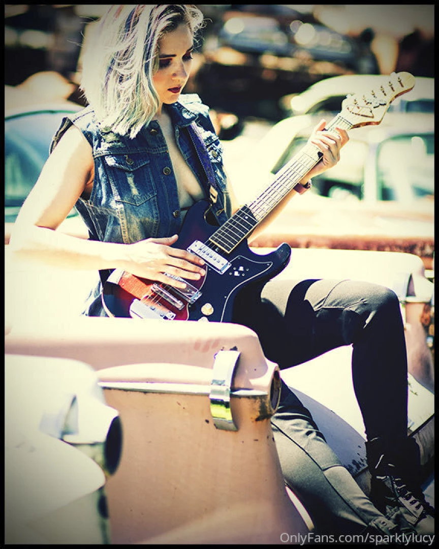 Disclaimer i do not play guitar look at this photo that a friend of 