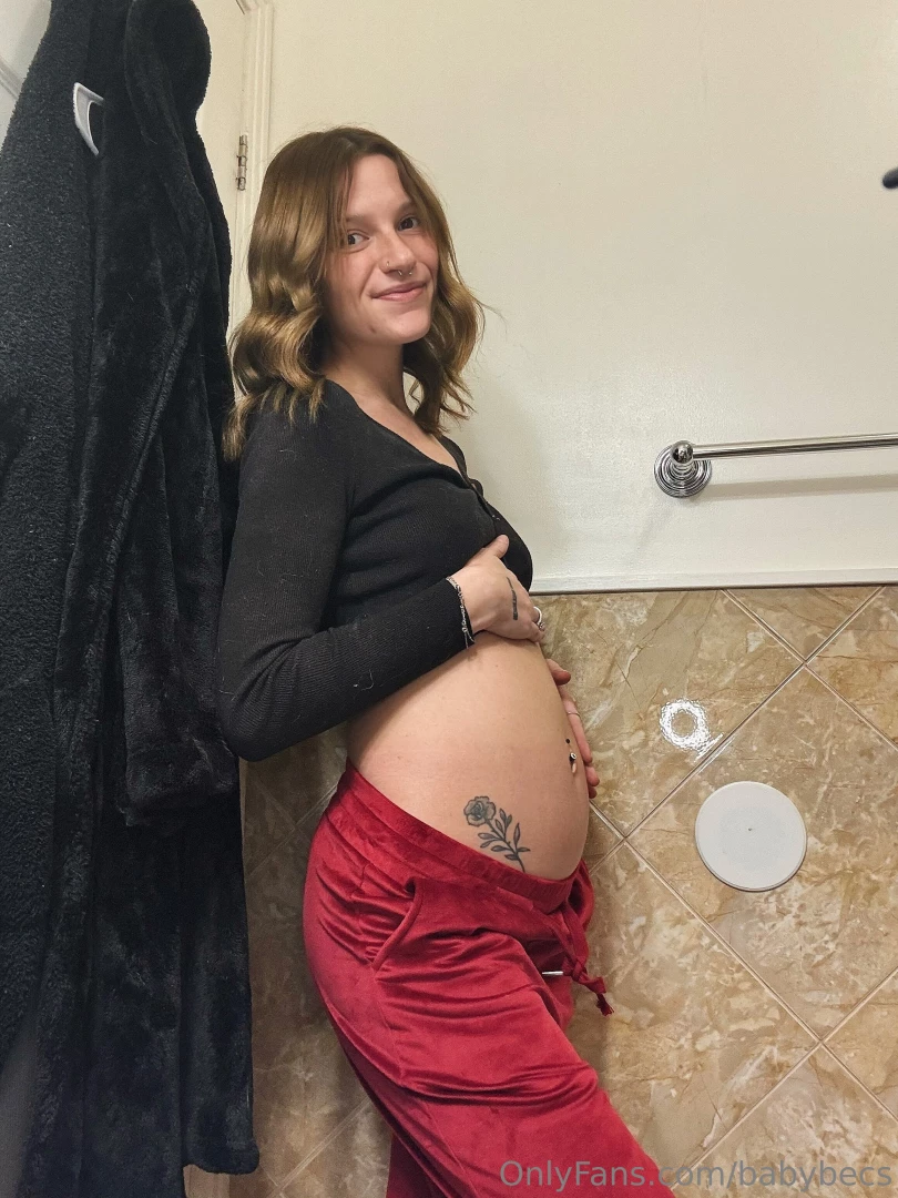 20weekspreggo checkout my preggo content on my vip page babybecs14 