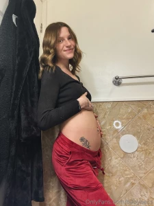 20weekspreggo checkout my preggo content on my vip page babybecs14