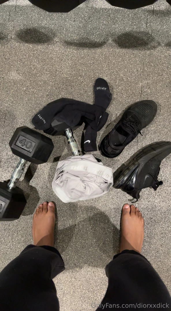 Who want em come sniff my sweaty feet and underwear after the gym bro 