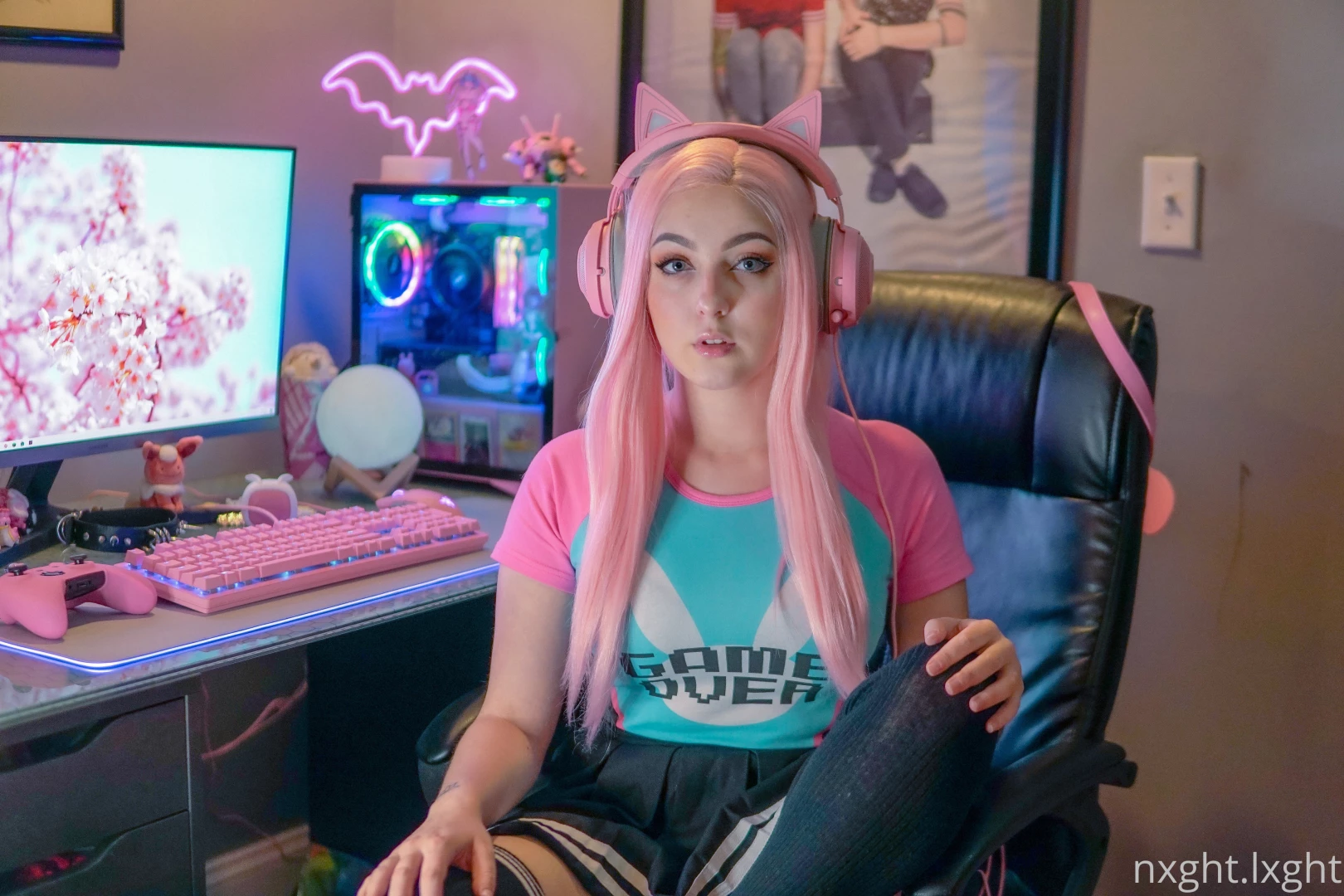 Your pastel gamer girl is here 10 likes hearts and i ll post some more 