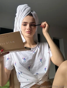 How to boost your mood in a second easy just put on some makeup even a