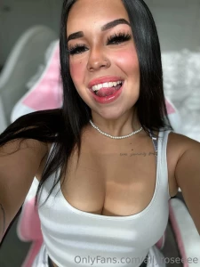 I m online right now and answering messages with tips first let s play