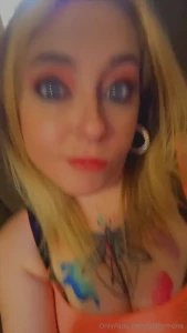 Outfit reveal boobies