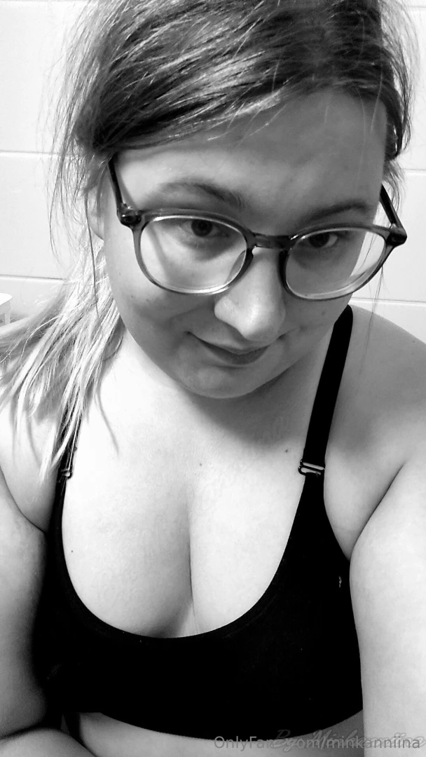 Flu and at the same time horny feeling for this girl 