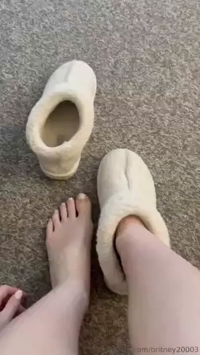 Watch me take my slippers off 