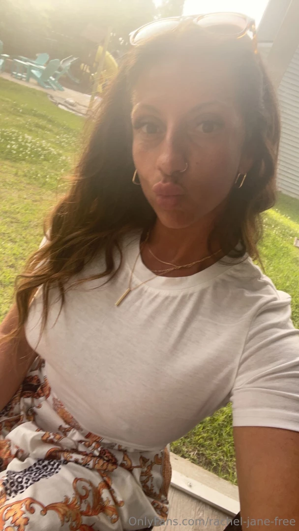 Travel day shenanigans open this to see me release my bare tits and 