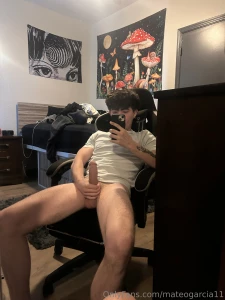 My hard dick s screaming for your lips