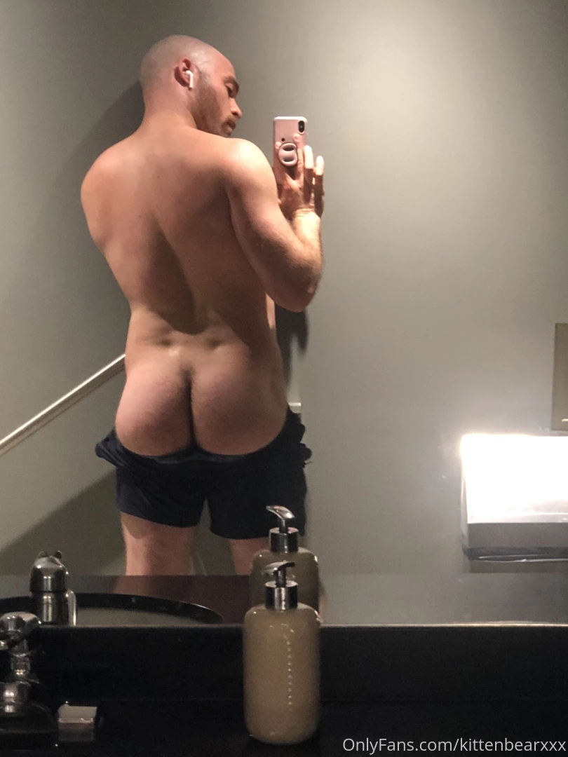 Look who i just made a video with he has one of the best furry asses 