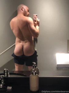 Look who i just made a video with he has one of the best furry asses