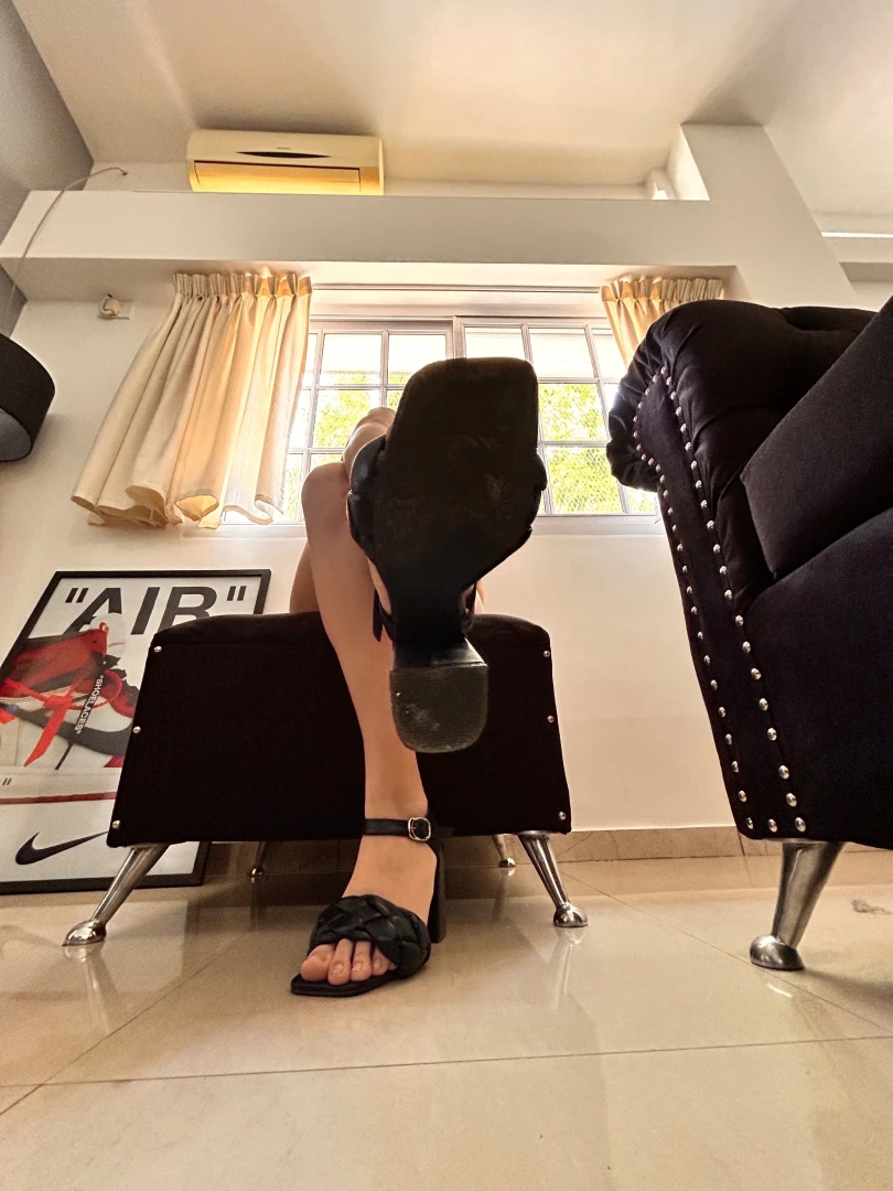 Tiny thing be careful or i ll crush you hahaha 