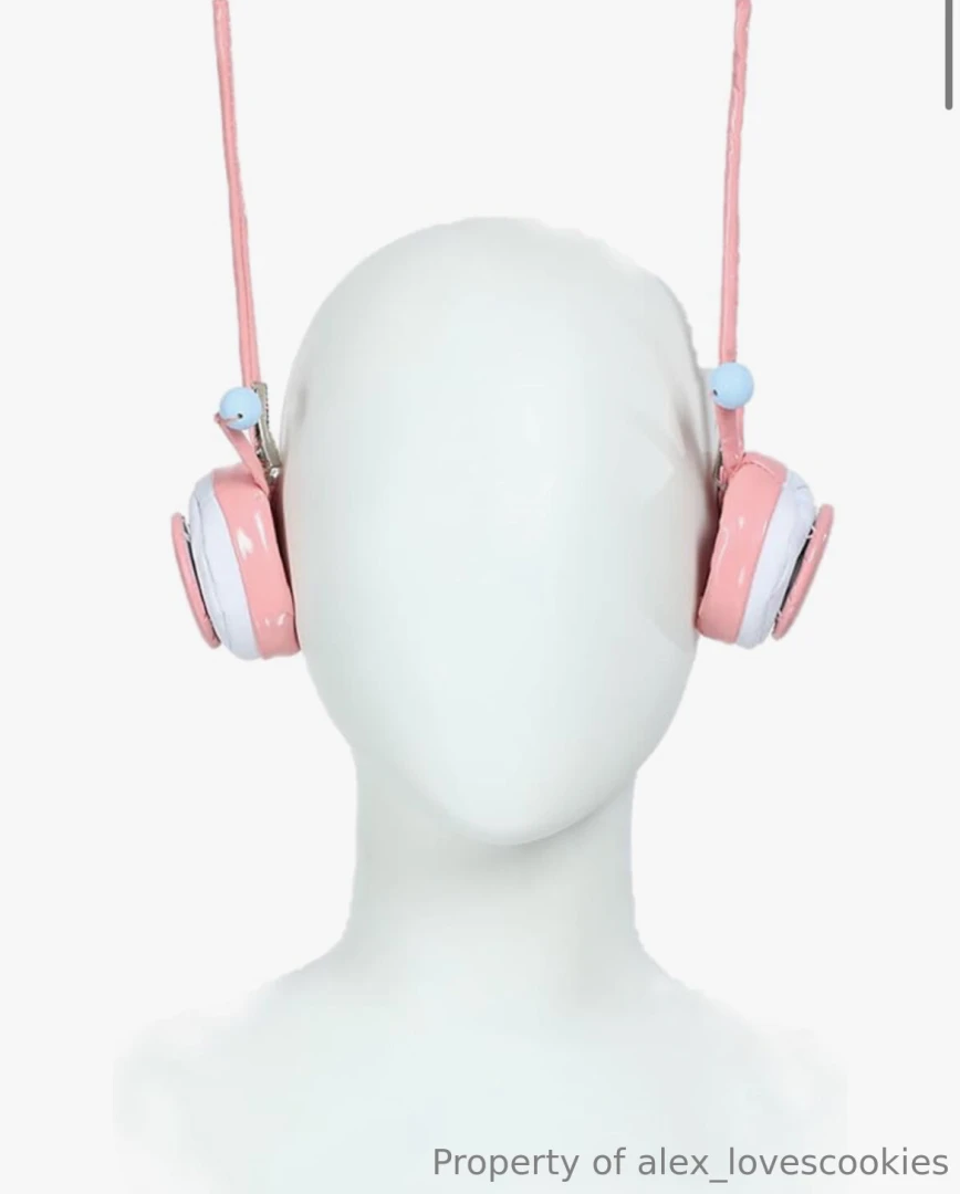 Nami egghead arc cosplay wanna help buy me a cosplay and get treats 