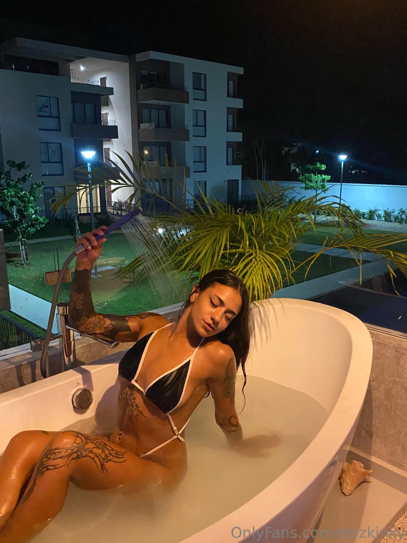 Would you like to spend a day in the bathtub with me 