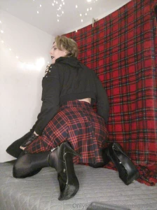 I would like to stream this thursday at 19 30 o clock mez who would be