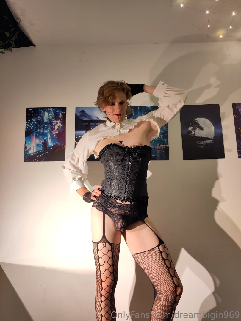 Oh my oh my you always pray for a goth baddy to dom you such a lil 