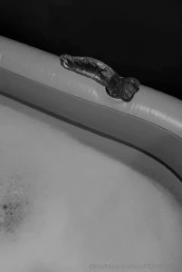 My kinda saturday okey so i broke my first bathtub but im now having part 1