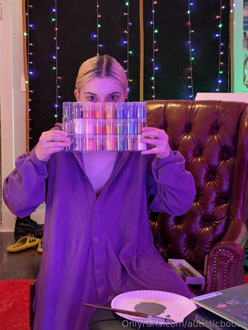 I m painting my face green right now come watch 