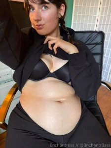 A nice round tummy after a good meal do you guys want more feeder part 1