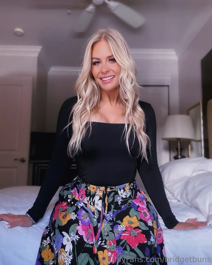 Having a lot of fun in this hotel room 