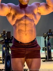 God my roid gut is getting to big i can t even suck it in while