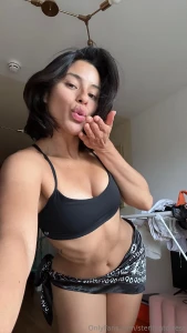 Don t be shy send a kiss back