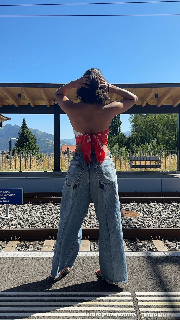 Turn around a beautiful big booty behind you 