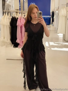 Who can help me decide on the color of my outfit