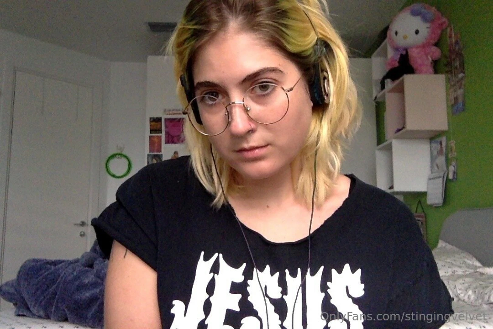 Can u guess what im listening to having a bit of a lazy day so im part 3 