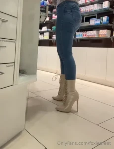 Golden ankleboots classic style