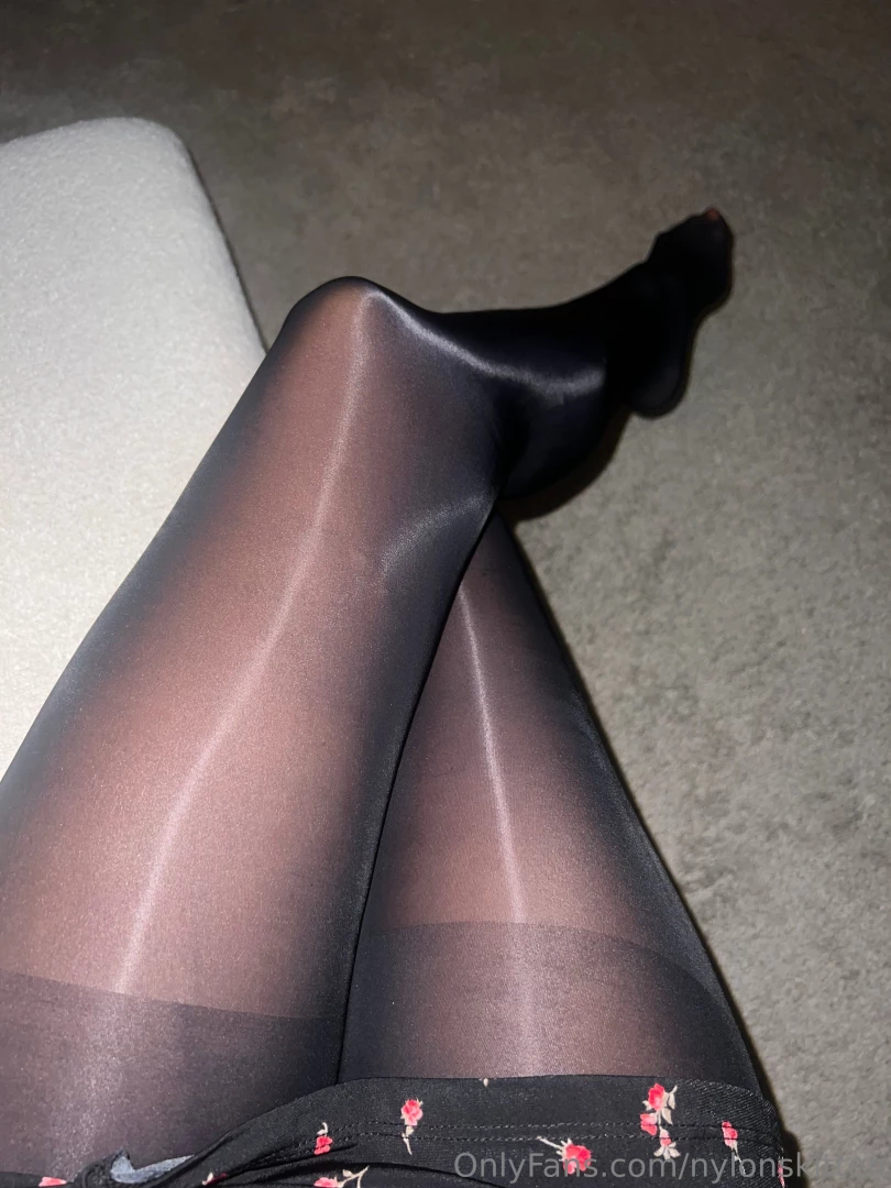 In my black seamless catwalk tights last night some pics with flash 