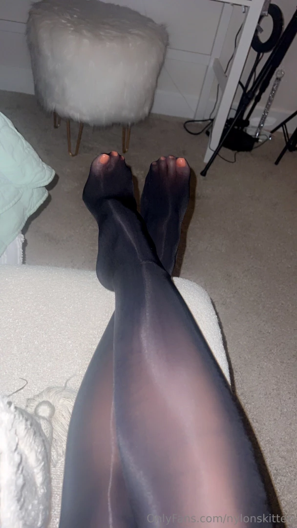 In my black seamless catwalk tights last night some pics with flash part 6 