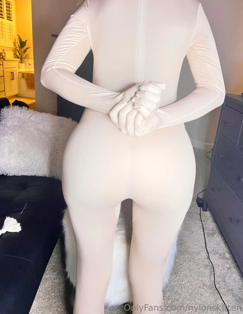 I can imagine you rubbing your cock all over me in this zentai suit 